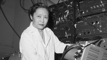 Image of Chien-Shiung Wu in lab coat